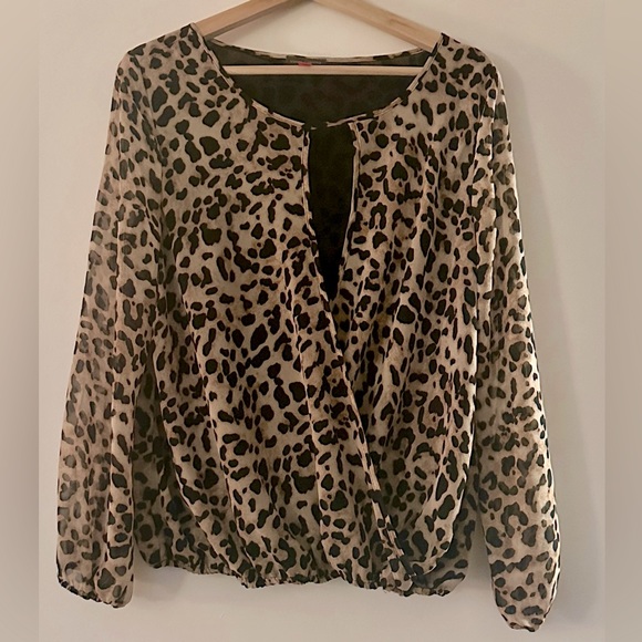 Vince Camuto animal print blouse with cut away detail. - Picture 1 of 3